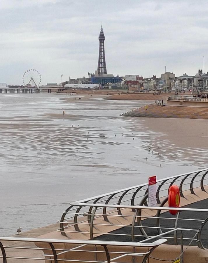 Bed and Breakfast By The Seaside à Blackpool Extérieur photo