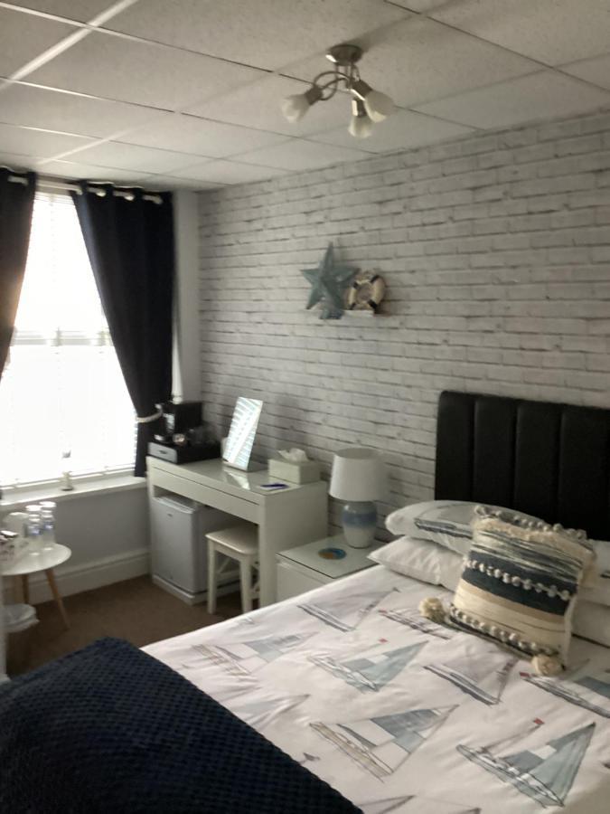Bed and Breakfast By The Seaside à Blackpool Extérieur photo