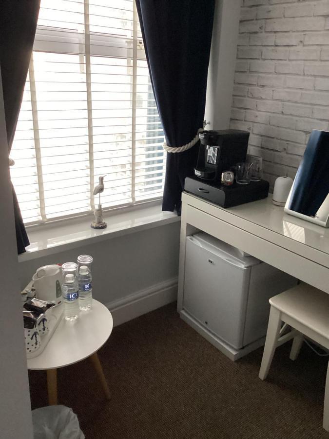 Bed and Breakfast By The Seaside à Blackpool Extérieur photo